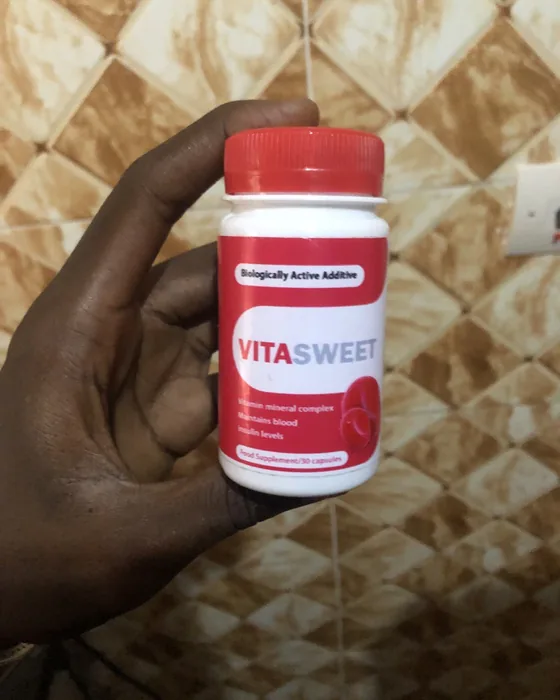 Konan Yao avec son flacon de Vitasweet à Yopougon, Abidjan
