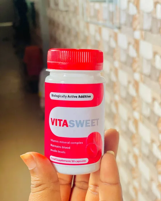 Adjoua Kouamé avec son flacon de Vitasweet à Cocody, Abidjan