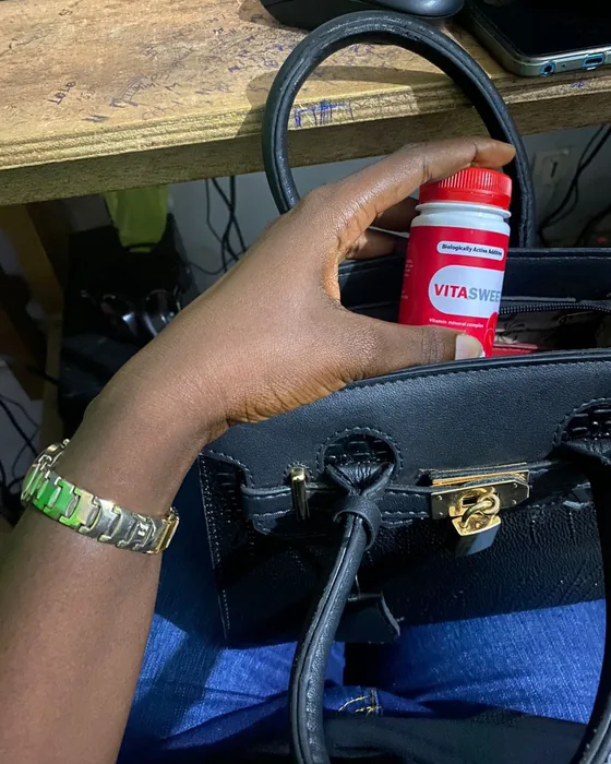 Akissi Kouassi avec son flacon de Vitasweet à Yamoussoukro